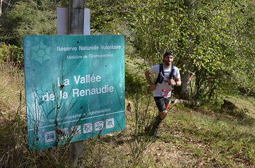 découvrez le trail des gorges du chambon, une aventure sportive au cœur de paysages époustouflants. alliez passion de la course et émerveillement devant la nature sauvage, entre sentiers sinueux et panoramas grandioses. idéal pour les amateurs de sensations fortes et les amoureux de la nature.