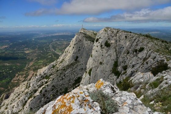 découvrez les raisons de la fermeture du sentier sainte-victoire et restez informé des alternatives pour profiter de cette magnifique région. votre sécurité et le respect de la nature sont prioritaires.