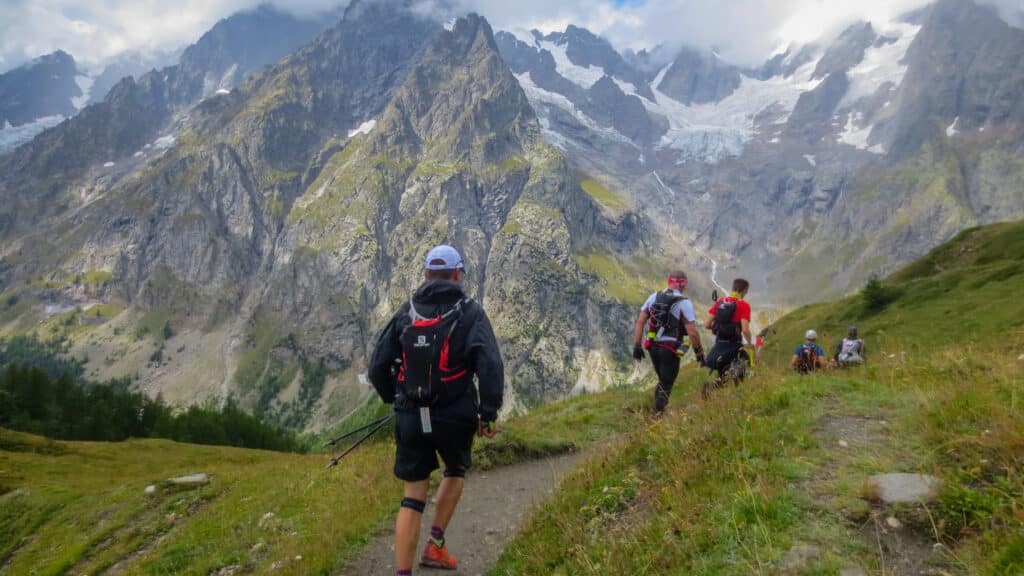 découvrez l'univers captivant des passionnés d'ultra trail autour du mont-blanc. rejoignez une communauté de sportifs amoureux de la nature, de défis extrêmes et de paysages à couper le souffle. préparez-vous à vivre des aventures inoubliables au cœur des alpes !