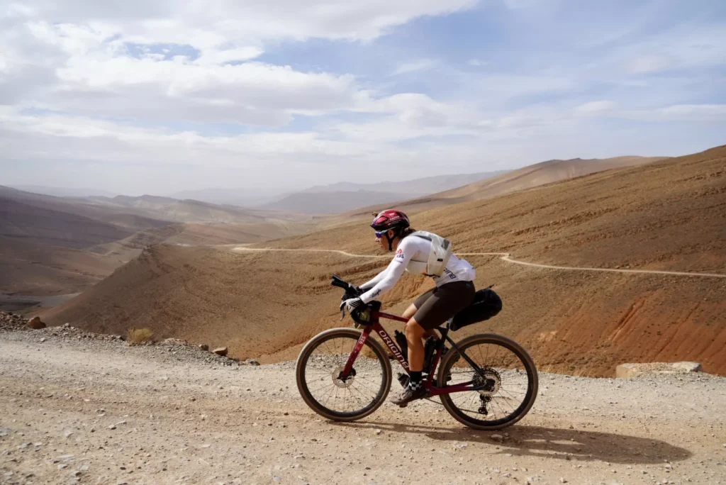 découvrez l'ultracyclisme, une discipline qui repousse les limites de l'endurance et de la performance à vélo. explorez les défis incroyables, les événements emblématiques et les histoires inspirantes de cyclistes passionnés qui parcourent des distances extrêmes. rejoignez cette aventure unique et apprenez comment vous aussi, vous pouvez vous lancer dans l'ultracyclisme.