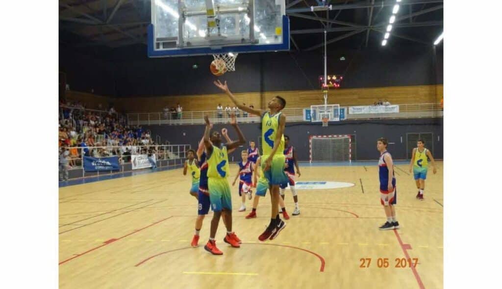 découvrez comment victor wembanyama, jeune prodige du basketball, façonne l'avenir de ce sport avec son incroyable talent et ses performances exceptionnelles. plongez dans l'univers du basketball d'aujourd'hui et de demain à travers le parcours d'une étoile montante.