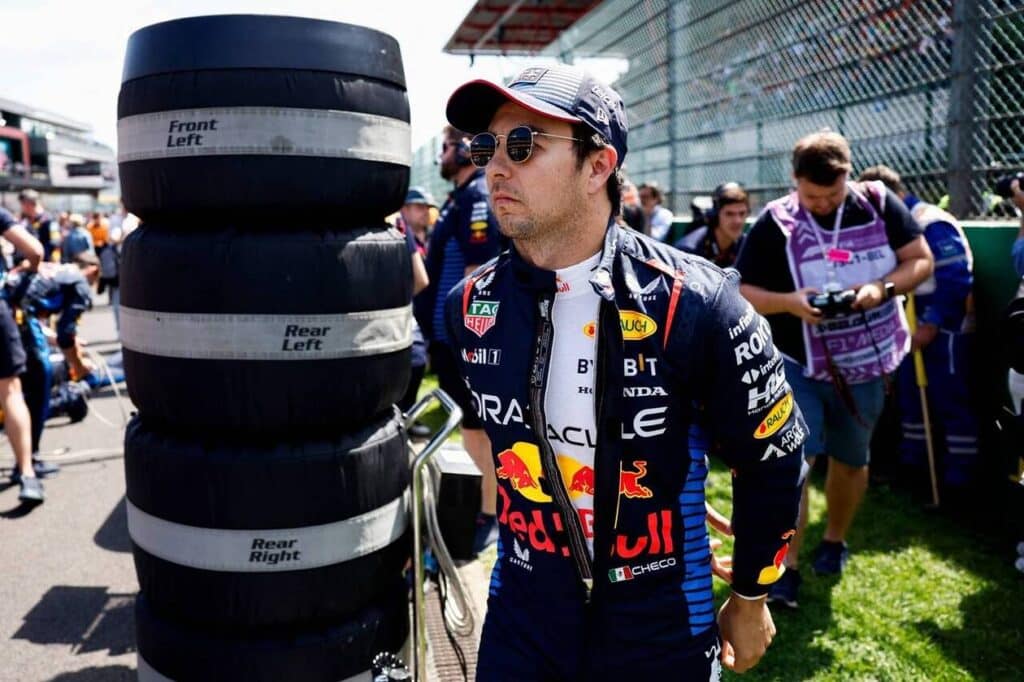 découvrez pourquoi pérez a décidé de rester au sein de l'équipe red bull pour la saison à venir. analyse des enjeux et des implications de cette prolongation de contrat dans le monde de la formule 1.