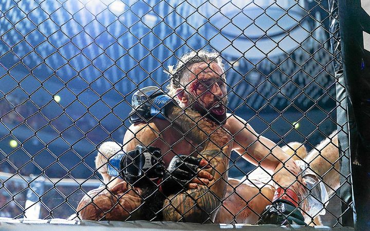 découvrez zuka, la nouvelle étoile montante du mma, qui ravit les amateurs de combat avec son style unique et ses performances époustouflantes. suivez son parcours exceptionnel et ses combats palpitants qui promettent de marquer l'histoire du mma.