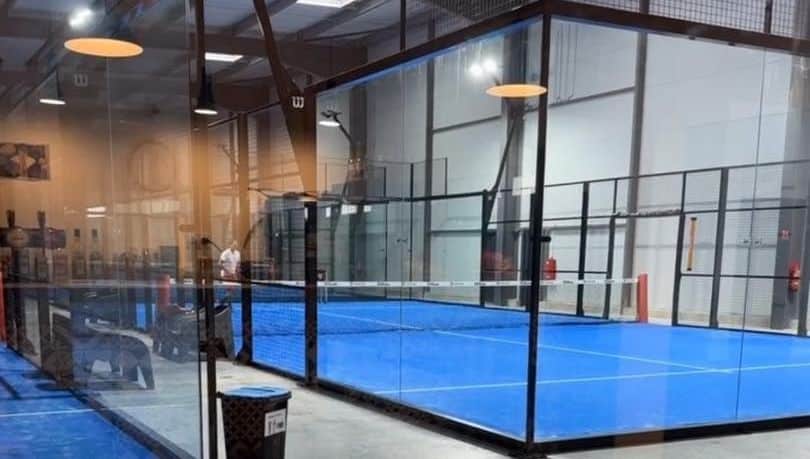 découvrez le meilleur du padel indoor à béziers ! que vous soyez débutant ou joueur confirmé, profitez de nos terrains modernes et de notre ambiance conviviale. réservez votre court et rejoignez-nous pour des moments sportifs inoubliables.