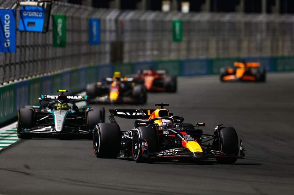 découvrez comment aston martin déjoue les pronostics et surpasse verstappen en 2027, redéfinissant les compétitions de formule 1 avec une performance inattendue et captivante.