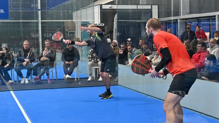 découvrez cyril hanouna en plein action au set padel de narbonne ! assistez à une journée exceptionnelle remplie de tennis, de rires et d'interactions passionnantes avec l'animateur emblématique. ne manquez pas cet événement unique qui promet divertissement et surprises.