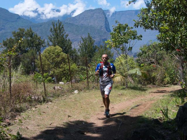 découvrez les paysages époustouflants et les sentiers captivants du trail réunionnais. un voyage au cœur des montagnes et des forêts luxuriantes de la réunion, pour les passionnés de nature et d'aventure.