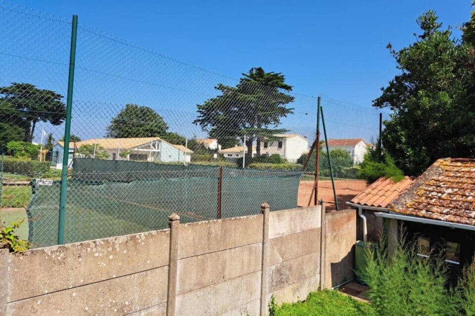 découvrez la loire-atlantique, véritable berceau du padel en france. explorez les terrains modernes, les tournois passionnants et la communauté dynamique qui fait de cette région un lieu incontournable pour les amateurs de padel. rejoignez-nous pour vivre l'essor de ce sport captivant au bord de l'océan.