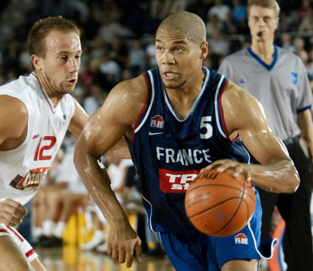 découvrez l'univers du basket français et de la nba, un mélange captivant où les talents locaux rencontrent l'excellence américaine. analyse, actualités et interviews des figures emblématiques de chaque ligue, pour ne rien manquer de l'actualité du basketball.