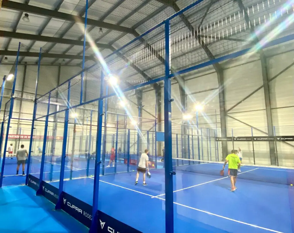 découvrez le nouveau complexe tcholé padel, un espace moderne dédié à la pratique du padel. profitez de nos courts récemment construits, d'installations de qualité et d'un ambiente convivial pour jouer, apprendre et vous divertir entre amis ou en famille.