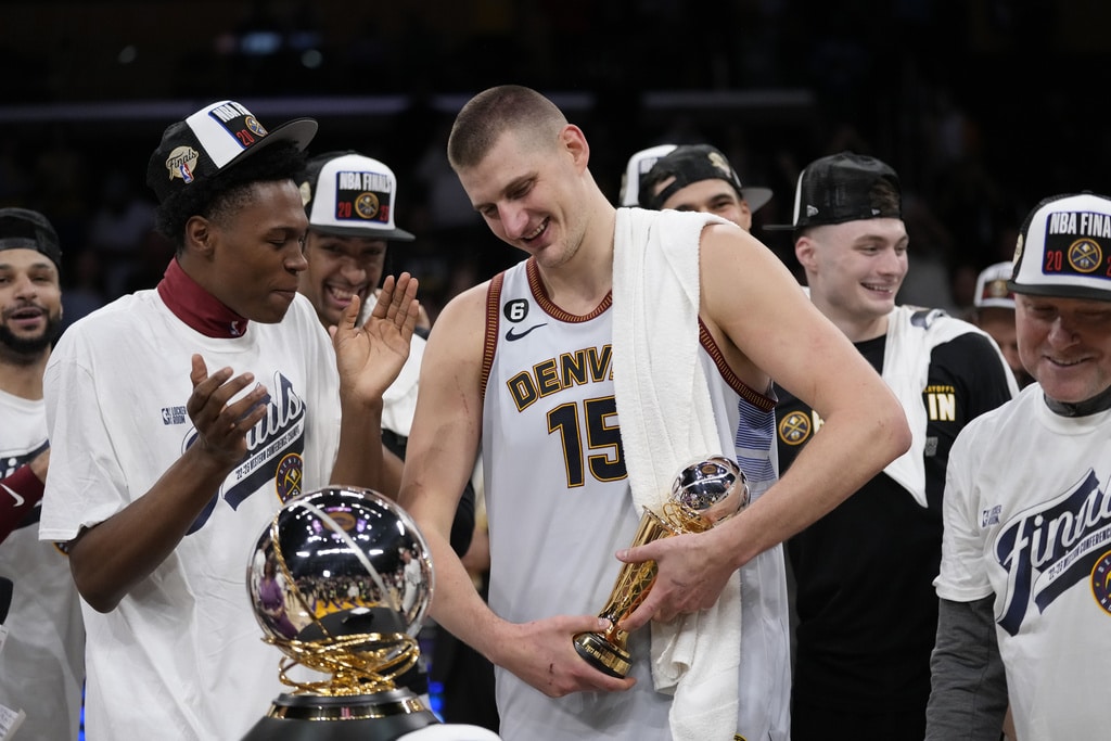 découvrez l'ascension remarquable de nikola jokic, le pivot serbe qui a révolutionné le monde du basketball avec son jeu exceptionnel, ses talents de passeur et son intelligence sur le terrain. plongez dans son parcours, ses succès et son impact sur la nba.