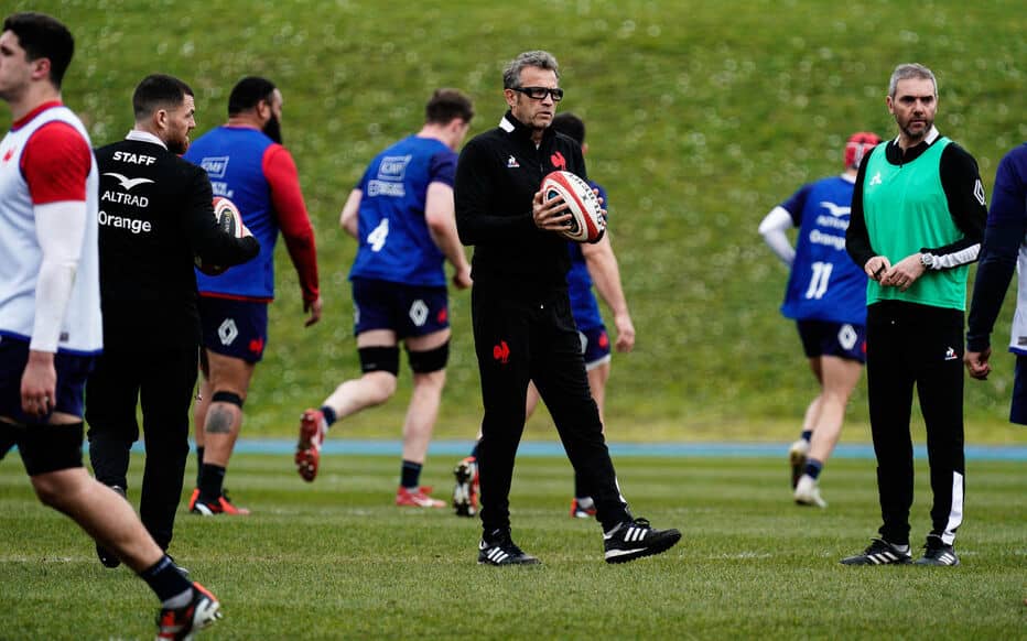 découvrez le choix stratégique de fabien galthié pour l'équipe de france de rugby à l'approche du match contre le pays de galles. analyse des joueurs sélectionnés et des enjeux de cette confrontation décisive.