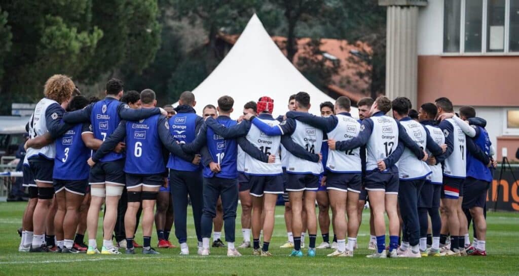 découvrez comment l'équipe de xv de france incarne l'espoir et la résilience face à la blessure d'un joueur clé. plongée dans l'univers du rugby où l'esprit d'équipe et la détermination font la différence.