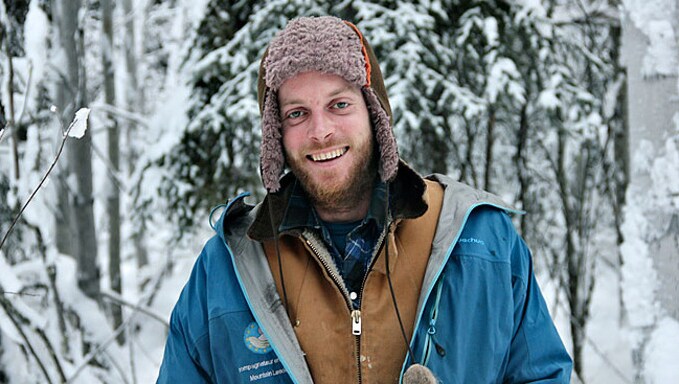 découvrez l'incroyable parcours d'un aventurier français au yukon, explorant des paysages à couper le souffle, rencontrant des traditions autochtones et vivant des expériences uniques au cœur de cette nature sauvage.