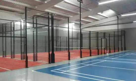 découvrez le parc la flara, un espace dédié au sport et à la détente, offrant des installations de padel indoor modernes. profitez d'activités en plein air et de moments conviviaux en famille ou entre amis dans un cadre verdoyant.