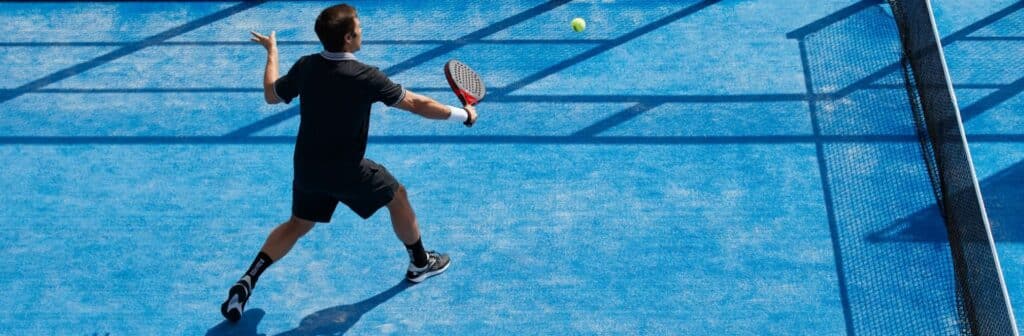 découvrez le padel, le sport qui gagne en popularité ! alliant fun et compétition, cette discipline accessible se joue en double sur un court aménagé. que vous soyez débutant ou joueur confirmé, le padel est idéal pour se dépenser et partager des moments conviviaux entre amis. rejoignez la tendance et essayez le padel dès aujourd'hui !