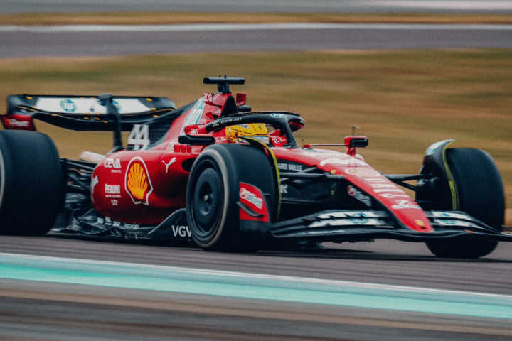 revivez le moment fort de la saison avec la victoire éclatante de charles leclerc sur lewis hamilton lors du grand prix de barcelone. une bataille intense qui a captivé les fans de formule 1 et marqué l'histoire des courses automobile.