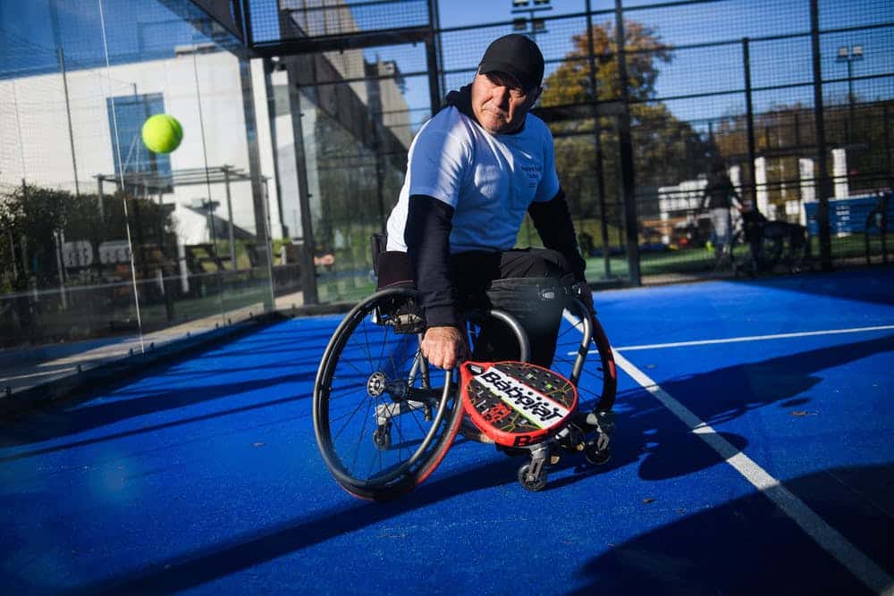 découvrez le padel-fauteuil en alsace, un sport inclusif qui permet aux personnes en fauteuil roulant de partager des moments de plaisir et de compétition. rejoignez-nous pour des événements, des cours et des rencontres dans un cadre convivial, où chacun peut s'épanouir et se faire plaisir sur le court. explorez l'univers du padel-fauteuil et vivez des moments inoubliables en alsace !