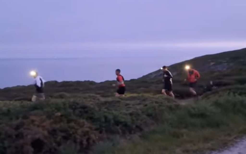 découvrez la passionnante aventure d'erik clavery, qui se lance dans une quête exceptionnelle sur le gr34 pour battre un nouveau record. suivez son parcours à travers les paysages époustouflants de la bretagne, où endurance et détermination se rencontrent.