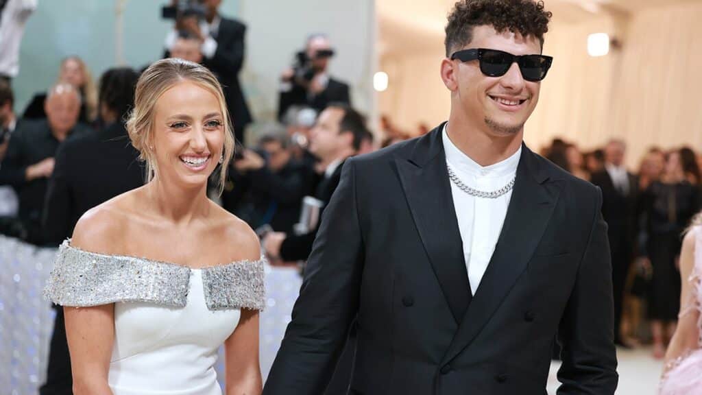 dans cet article captivant, plongez au cœur de l'affrontement entre patrick mahomes et tom brady, où mahomes interrompt le goat pour défendre sa compagne brittany. découvrez les coulisses de ce moment mémorable et l'importance de la loyauté dans le monde du sport.