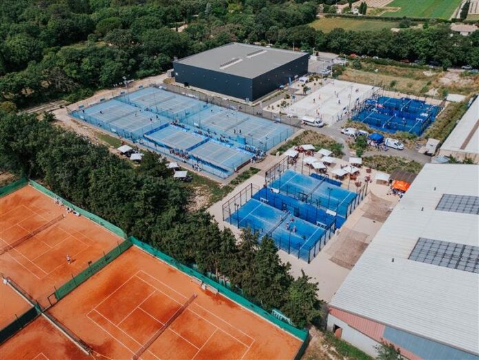 découvrez le padel à saint-maurice, le sport de raquette en plein essor ! rejoignez-nous pour des sessions de jeu excitantes, des cours pour tous les niveaux et une ambiance conviviale. que vous soyez débutant ou joueur confirmé, vivez des moments uniques sur les courts de padel de saint-maurice.