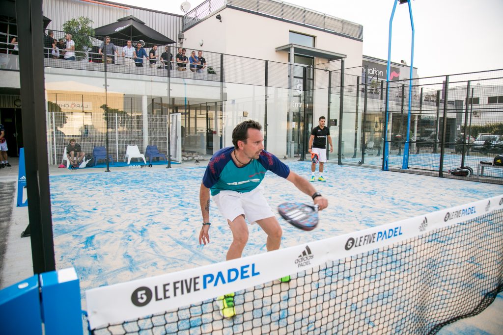 découvrez l'univers en plein essor du padel, un sport captivant qui attire de plus en plus d'adeptes. explorez les raisons de sa popularité croissante et les tendances qui font vibrer les passionnés de tennis et de sports de raquette. rejoignez la révolution du padel dès aujourd'hui!
