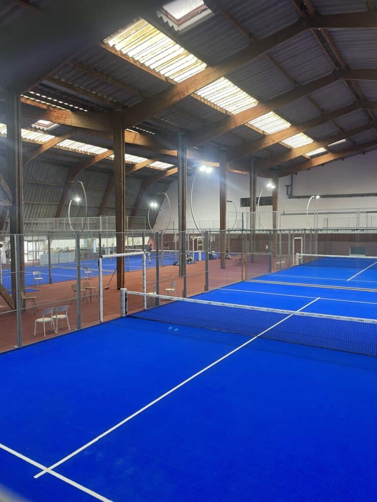 découvrez le padel à mignaloux-beauvoir, un sport dynamique et convivial qui allie plaisir et compétition. rejoignez notre communauté et profitez de nos installations modernes pour jouer entre amis ou participer à des tournois passionnants.