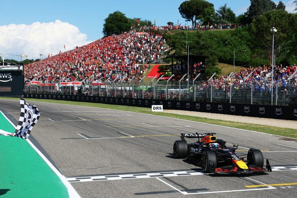 découvrez le partenariat excitant entre f1 et disney en 2026, un événement qui promet d'allier la magie du cinéma à l'adrénaline des courses de formule 1. ne manquez pas les détails sur cette collaboration unique qui ravira les fans des deux univers.