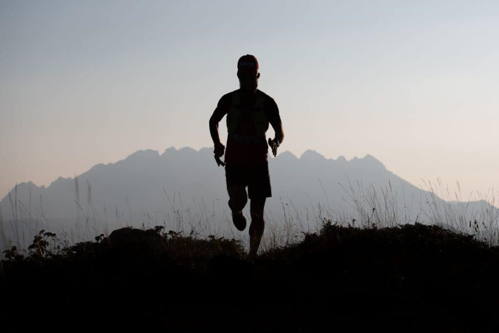 découvrez les effets fascinants de l'ultra-trail sur le corps et l'esprit. explorez comment cette discipline exigeante transforme les athlètes, booste leur endurance, et influence leur bien-être global. plongez dans l'univers de l'ultra-trail et ses défis inédits.