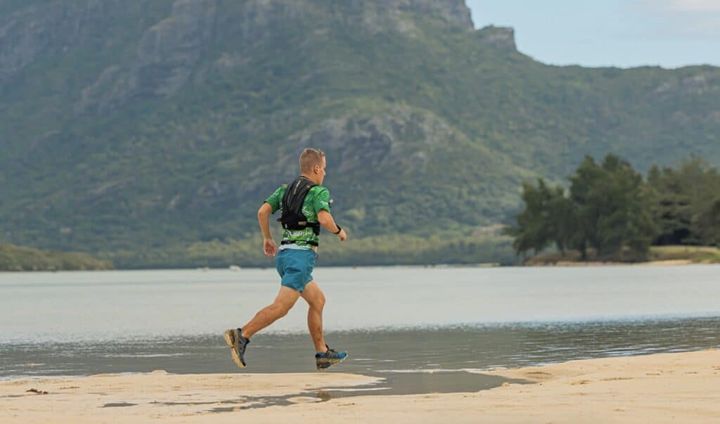 découvrez l'ultra trail océan indien, une aventure exceptionnelle à travers des paysages à couper le souffle, entre mers turquoise et montagnes majestueuses. rejoignez des passionnés de trail pour un défi sportif inoubliable au cœur des îles de l'océan indien.