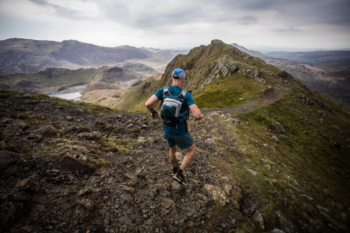découvrez l'ultra-trail snowdonia, une aventure inoubliable au cœur des paysages spectaculaires du parc national de snowdonia au pays de galles. relevez le défi de cette course extrême, mêlant endurance et beauté naturelle, idéale pour les passionnés de trail et de montagne.