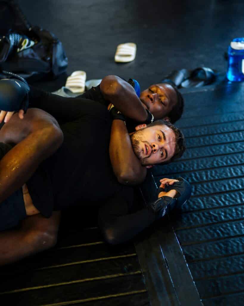 découvrez les événements choquants liés à l'agression d'un père sur son fils au cours d'un entraînement de mma. analysez les conséquences de cette violence familiale dans le monde des arts martiaux et les répercussions sur leur relation.