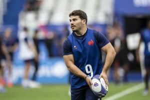 dans cette interview captivante, antoine dupont partage ses souvenirs d'enfance et son rêve de devenir joueur au stade toulousain. découvrez comment ses débuts modestes l'ont conduit au sommet du rugby français et son attachement indéfectible à son club.