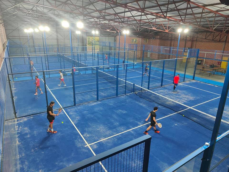 découvrez le complexe de padel et pickleball en maine-et-loire, un espace dédié aux passionnés de sports de raquette. que vous soyez débutant ou confirmé, profitez d'installations modernes, d'un cadre convivial et de cours adaptés à tous les niveaux. rejoignez-nous pour des sessions de jeu passionnantes et des moments de partage entre amis et en famille!
