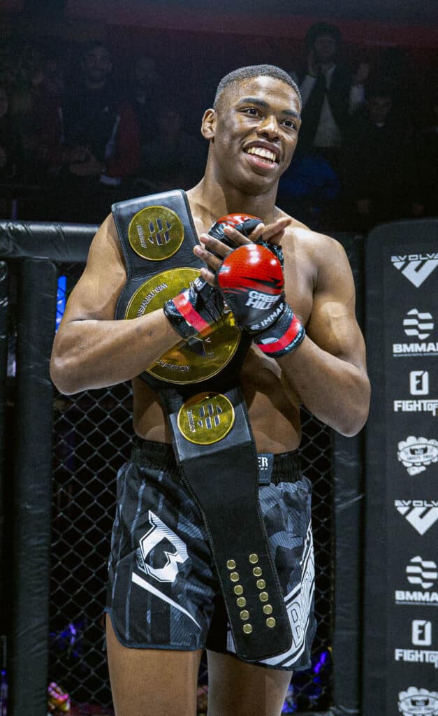 découvrez l'essor du mma en afrique, un phénomène sportif qui attire de plus en plus de passionnés. explorez les enjeux, les athlètes emblématiques et l'impact culturel de cette discipline en pleine expansion sur le continent africain.