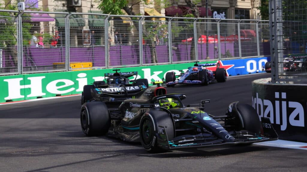 découvrez comment lewis hamilton, pilote emblématique de formule 1, a marqué de son empreinte 'f1 : le film'. plongez dans son parcours inspirant, son impact sur le sport et comment sa présence transcende les circuits, influençant la narration et la culture de la formule 1.