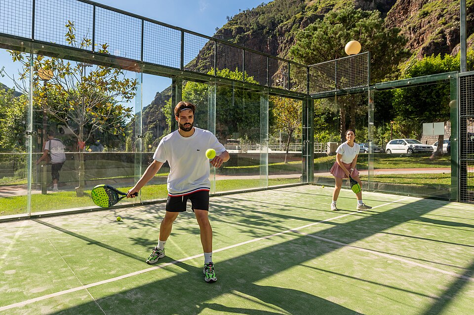découvrez les meilleures stratégies de défense au padel pour améliorer votre jeu. apprenez à anticiper les coups de vos adversaires et à maîtriser les techniques essentielles pour devenir un joueur redoutable sur le terrain. que vous soyez débutant ou confirmé, nos conseils vous aideront à renforcer votre défense et à gagner vos matchs.