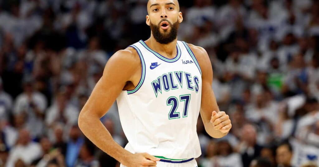 découvrez les salaires des joueurs de la nba, des stars aux recrues, et plongez dans l'univers des contrats, des négociations et des chiffres impressionnants qui font battre le cœur des fans de basketball.