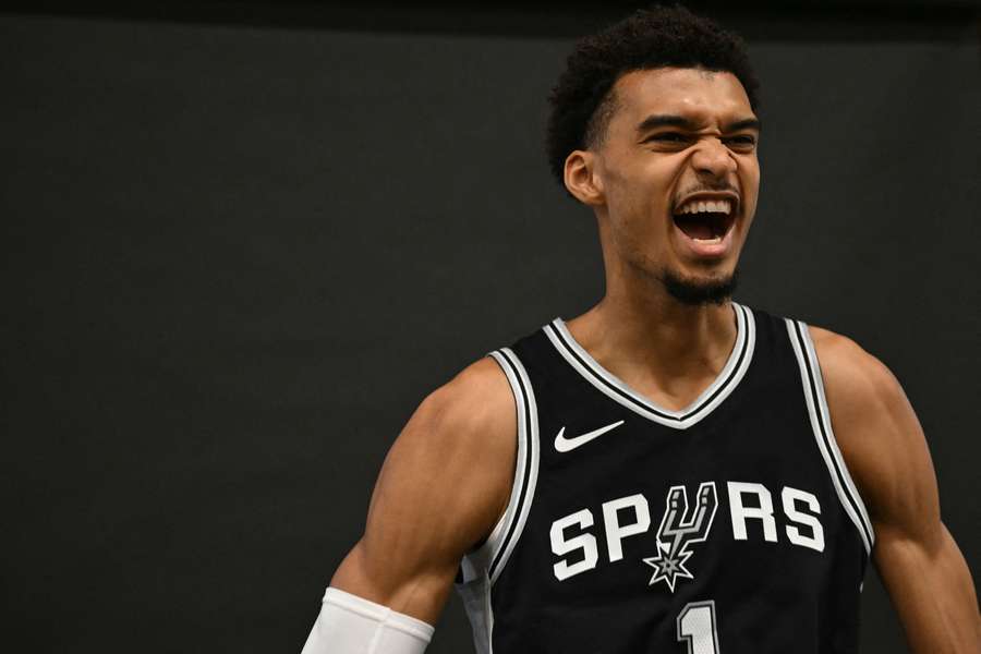 découvrez tout sur le transfert de victor wembanyama, la jeune star du basket français. analyse des implications sportives et financières, ainsi que les réactions des fans et des experts du basketball.