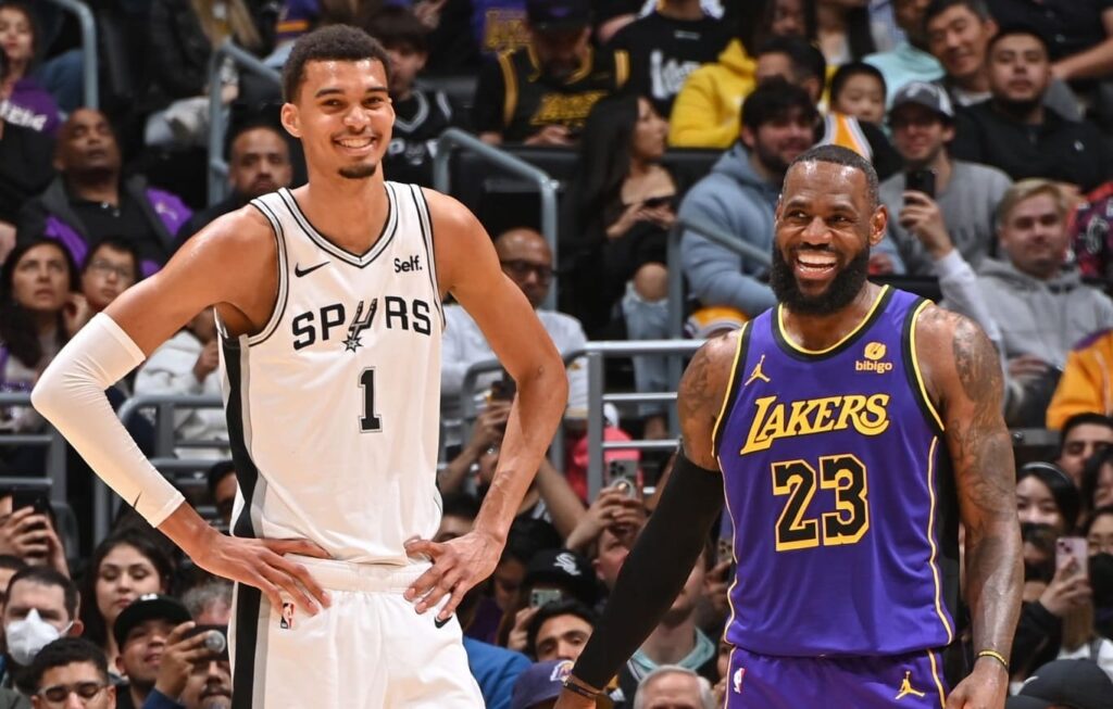 découvrez comment victor wembanyama impressionne aux côtés de lebron james, révélant son incroyable talent sur le terrain de basket. plongez dans leur partenariat excitant et les perspectives d'avenir pour ces deux stars du sport.