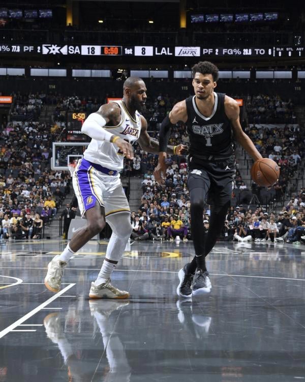 suivez en direct toutes les performances de victor wembanyama, le jeune prodige du basketball, avec des analyses, des statistiques en temps réel et des commentaires de spécialistes. ne manquez rien de son parcours exceptionnel sur le parquet !
