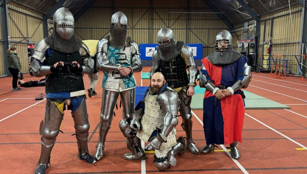 découvrez le béhourd, une discipline sportive médiévale fascinante qui allie combats historiques et techniques de mêlée. plongez dans l'univers des batailles à l'épée, revivez l'histoire en participant à des duels spectaculaires et apprenez à maîtriser les techniques de combat d'antan. rejoignez-nous pour une expérience unique et immersive !