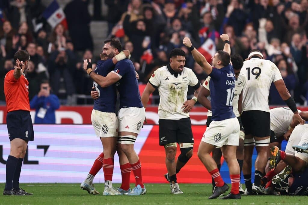 découvrez les moments clés de la défaite du xv de france face aux all blacks, un match riche en émotions et en rebondissements. analyse des performances des joueurs, des statistiques et des réactions après cette rencontre décisive.