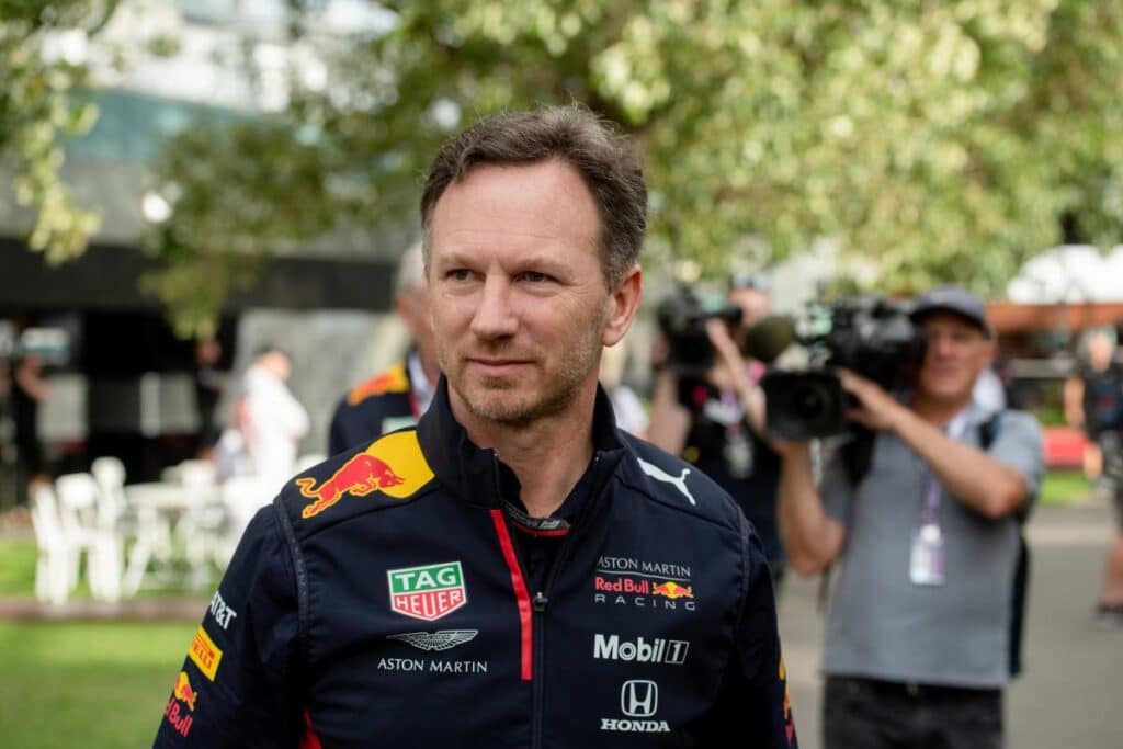 découvrez pourquoi christian horner est considéré comme le meilleur directeur d'équipe en formule 1. analyse de sa stratégie innovante et de ses succès avec red bull racing, ainsi que son impact sur le sport et ses pilotes.