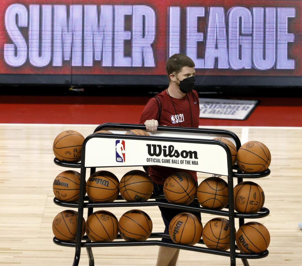 découvrez la nba summer league à las vegas, un événement incontournable pour les fans de basketball ! assistez aux meilleures équipes émergentes, aux talents de demain et vivez une expérience sportive inoubliable dans la ville du divertissement. ne manquez pas cette chance de voir vos joueurs préférés en action !