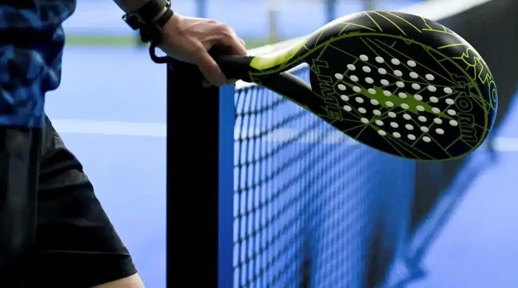 découvrez le padel à versailles, un sport de raquette dynamique et convivial. rejoignez-nous pour des cours, des tournois et des moments de partage entre passionnés. que vous soyez débutant ou confirmé, vivez une expérience inoubliable sur nos courts modernes.