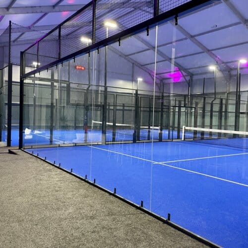 découvrez le padel au creusot avec nos 8 terrains rapides, idéaux pour les joueurs de tous niveaux. vivez l'expérience dynamique de ce sport en pleine expansion dans un cadre convivial et accessible à tous. rejoignez-nous pour des moments de plaisir et de compétition!