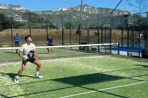 découvrez le padel à pélissanne, un sport passionnant qui allie plaisir et compétition. que vous soyez débutant ou joueur expérimenté, profitez de nos installations modernes et de notre ambiance conviviale pour vous essayer à ce jeu dynamique. rejoignez notre communauté et améliorez vos compétences sur le court!