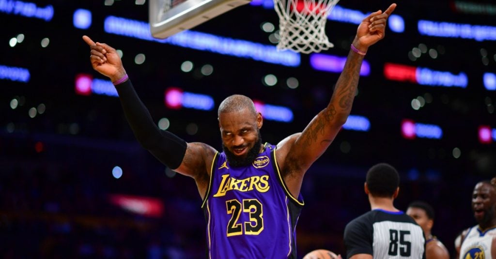 découvrez le choc passionnant entre lebron james et nikola jokić, deux géants du basket, lors de leur dernière rencontre sur le parquet. analyse, temps forts et enjeux de ce match incontournable qui a captivé les fans du monde entier.