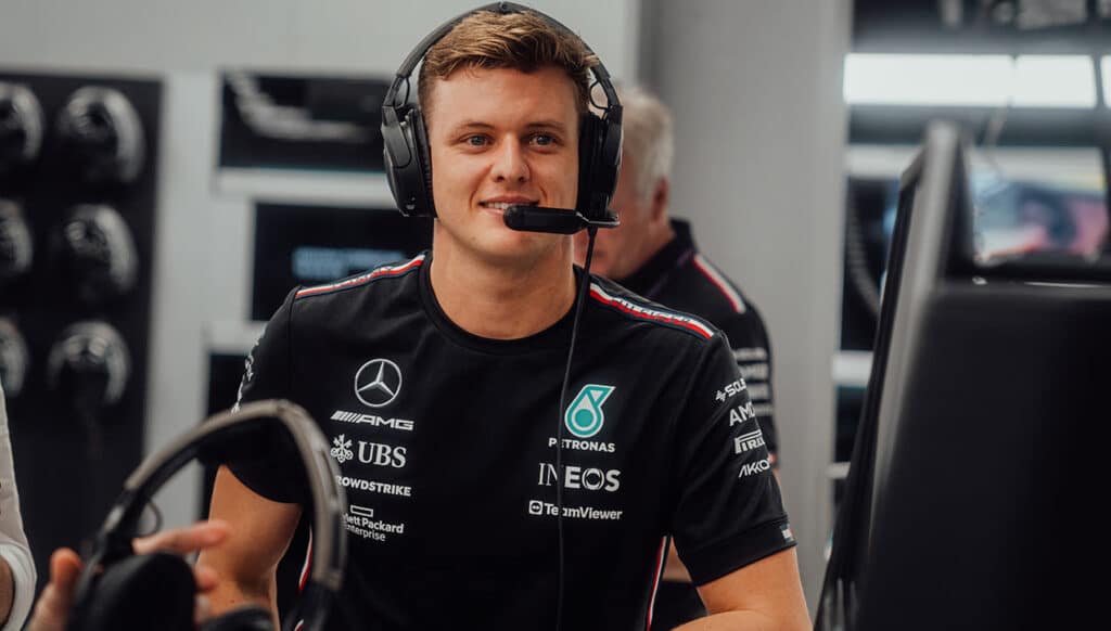 découvrez le retour tant attendu de michael schumacher, une légende de la formule 1. plongez dans son parcours, ses défis et son impact sur le monde du sport automobile, alors qu'il fait une apparition surprise sur les circuits.